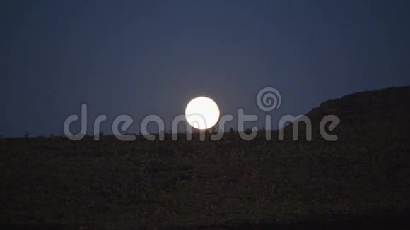 月亮在莫哈韦沙漠升起视频的预览图