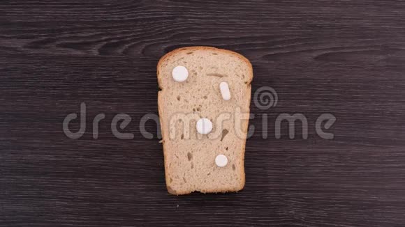一块带药丸的面包吃烤面包片上景停止运动视频的预览图