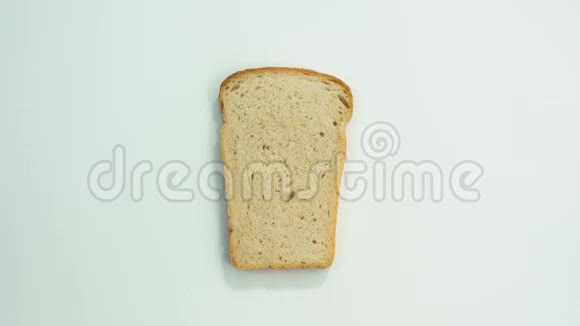 一片白色背景的面包把面包片咬掉上景停止运动视频的预览图