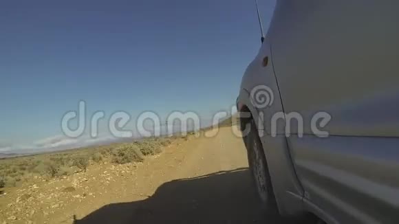 4x4汽车在土路上行驶视频的预览图