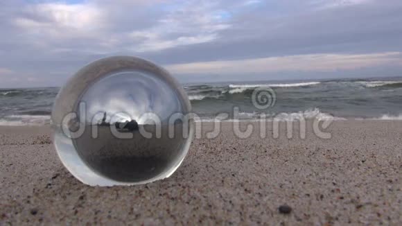 海边的玻璃球物体视频的预览图