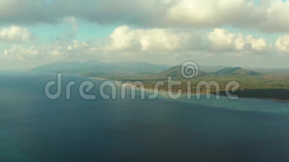 热带岛屿海滩在蓝色的海洋巴拉巴克巴拉望菲律宾视频的预览图