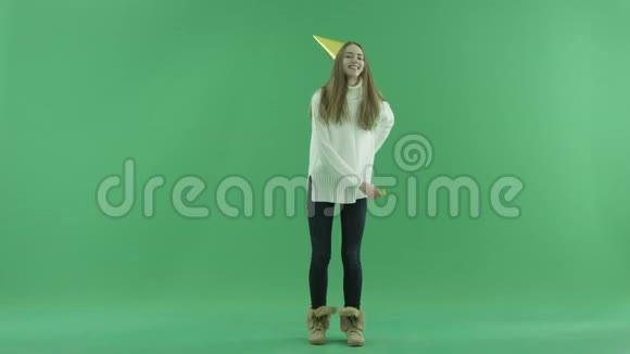 迷人的快乐年轻女子舞蹈彩色钥匙背景视频的预览图
