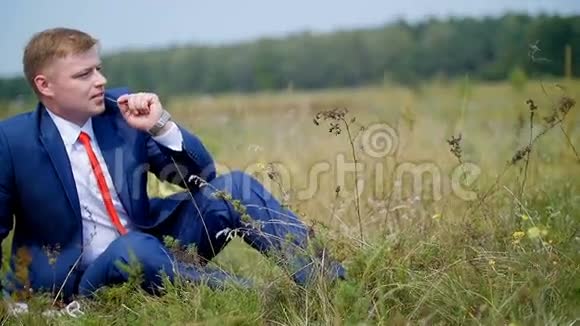 一个年轻人在草地上休息婚礼视频的预览图