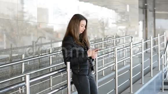 城里优雅漂亮的女人在智能手机上发短信视频的预览图