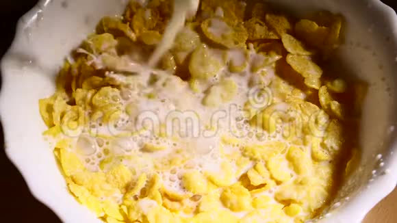 牛奶慢慢倒入一碗玉米片中视频的预览图