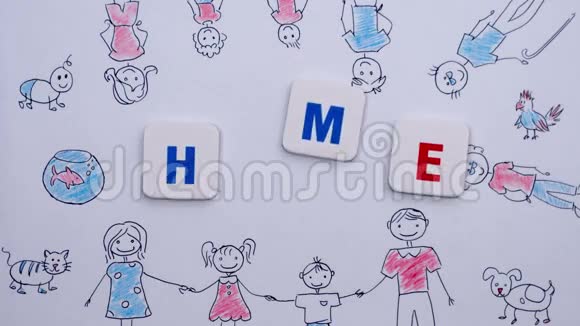 红色和蓝色字母构成了家庭绘画背景上的家字停止运动视频的预览图