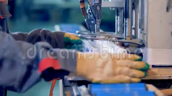 工业机器加工塑料细节的工人视频的预览图