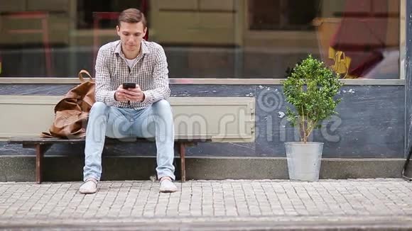 男人在街上用智能手机发送信息使用移动智能手机的人视频的预览图