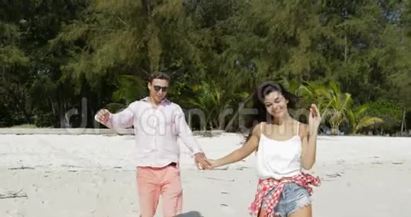 女孩牵着手在海滩上情侣相爱幸福微笑游客暑假视频的预览图