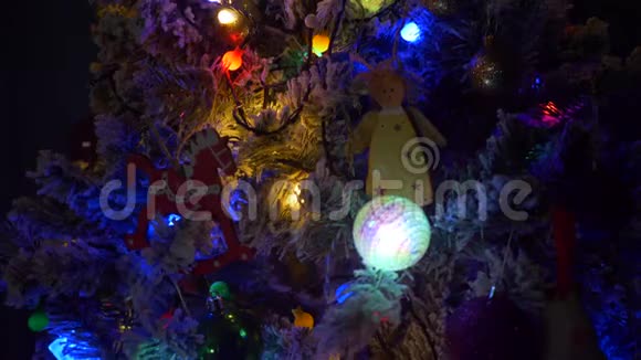 红色和黄色的圣诞球UFO绿色火球发光的球体和立方体眨眼灯质子紫色天使雪人视频的预览图