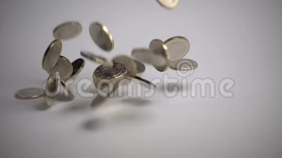 一枚欧元硬币落在白色背景上视频的预览图