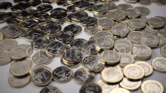 一枚欧元硬币落在白色背景上视频的预览图