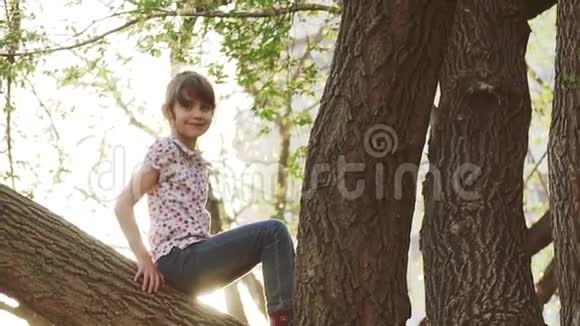 孩子正在爬树小女孩在户外玩耍慢动作视频的预览图
