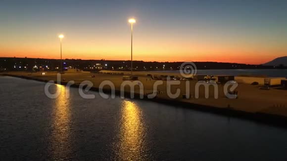 日落时的宁静港湾或港口有路灯和海水港口位于基利尼靠近Zakynthosisl视频的预览图
