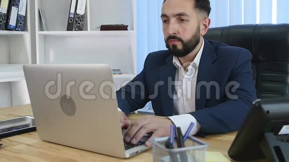成功的年轻商人在笔记本电脑上工作视频的预览图