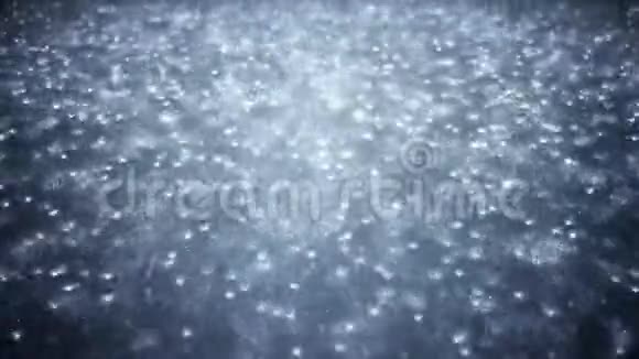 深蓝色背景下的雨视频的预览图