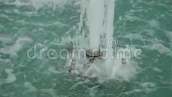 喷泉在城市喷泉中抛出水柱视频的预览图