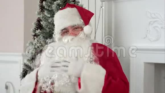 圣诞老人揉着他的胡子说着圣诞节看着相机视频的预览图