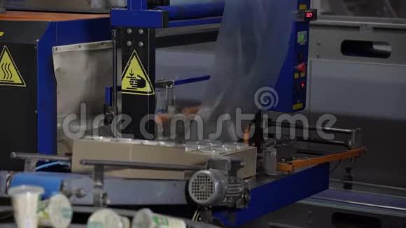现代工厂的食品包装工艺乳制品厂的包装线乳品厂的工业设备视频的预览图