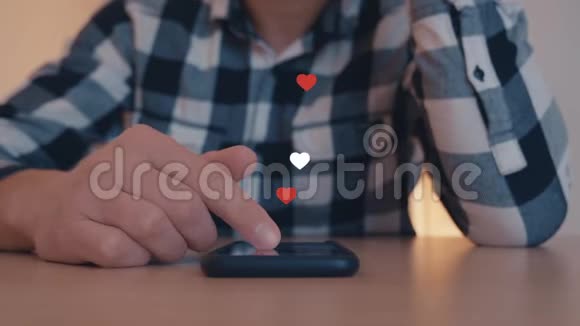 男人看手机上的Instagram页面白色和红色的心从智能手机中飘出来视频的预览图