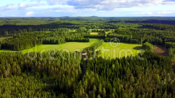从空中看到一个被森林包围的小农场视频的预览图