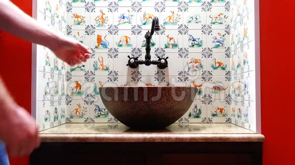 用石头和钢碗在设计师脸盆里洗手视频的预览图