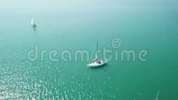 美丽的史诗级无人驾驶飞机空中镜头温暖的晴天在蓝色开阔的海洋白色专业游艇在赛车视频的预览图