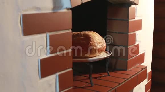 面包从烤箱里出来视频的预览图