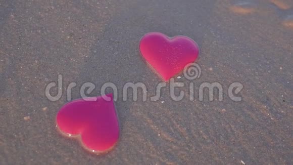 两颗心在海边假期爱情观念视频的预览图