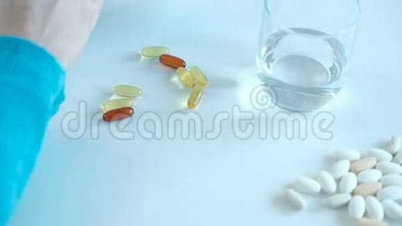 在病妇厨房的桌子上拍摄药片视频的预览图