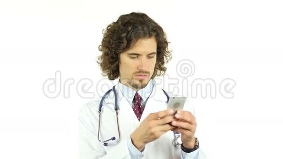 男性医生在现代智能手机上输入信息使用智能小工具上班视频的预览图