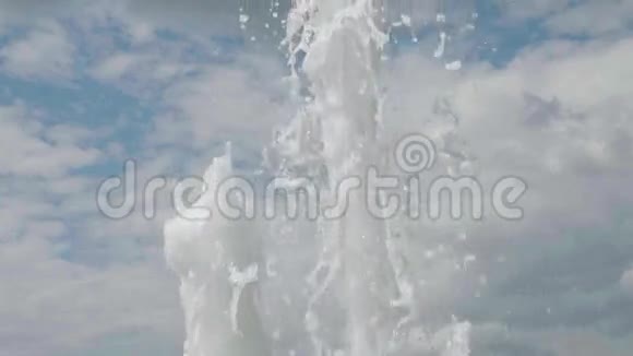云天后喷泉部分高水流景观视频的预览图