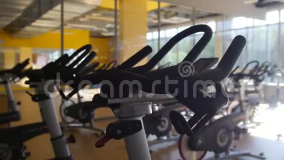 健身房内的自行车模拟器现代健身俱乐部内部滑杆射击视频的预览图