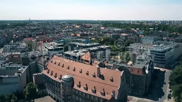 波兰波兹南的鸟瞰房屋视频的预览图