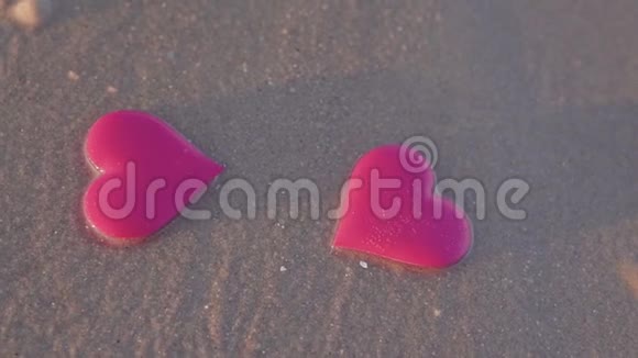 两颗心在海边假期爱情观念视频的预览图
