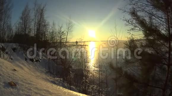 冬天结冰的河上美丽的日落视频的预览图