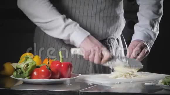 用刀切新鲜蔬菜的手特写年轻的厨师在一个白色的切割板特写上切割卷心菜烹饪视频的预览图