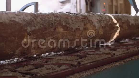 精密激光笔切割原木的工业锯床视频的预览图