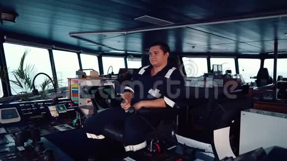 船舶或船舶航行桥上的船舶甲板官员或海员视频的预览图