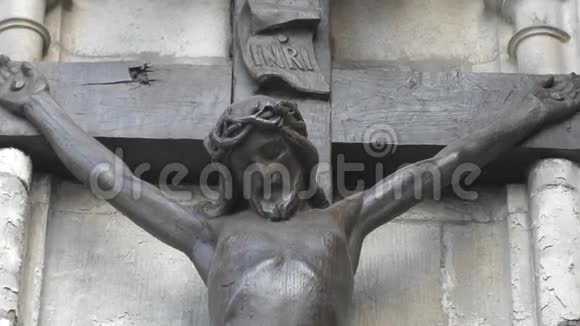 十字架上耶稣基督的雕像视频的预览图