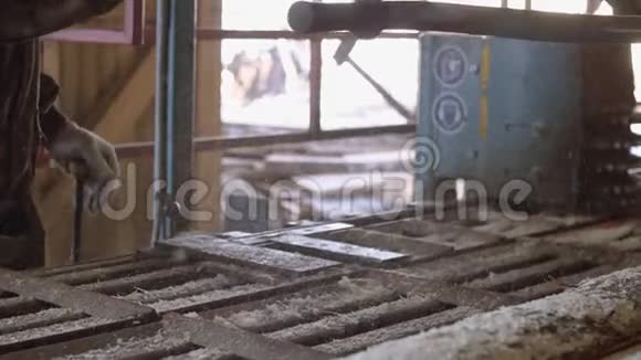 木工操作工业锯床木材原木视频的预览图