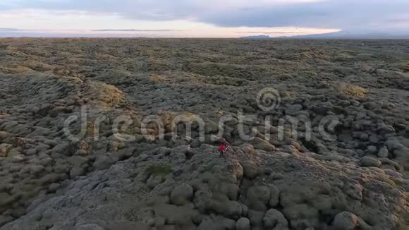 从冰冻的熔岩中消失的沙漠安德列夫视频的预览图