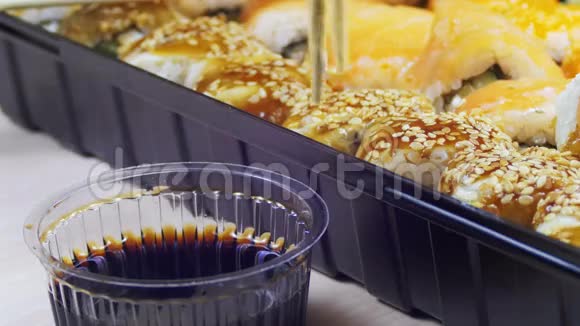 筷子取寿司卷蘸酱油视频的预览图