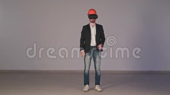 青年男工程师戴VR眼镜设计施工项目视频的预览图