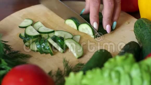 厨师在木砧板上切鲜黄瓜的特写动作缓慢视频的预览图