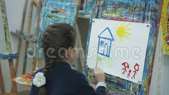 小女孩在画布上画了一幅完美家庭的图画视频的预览图