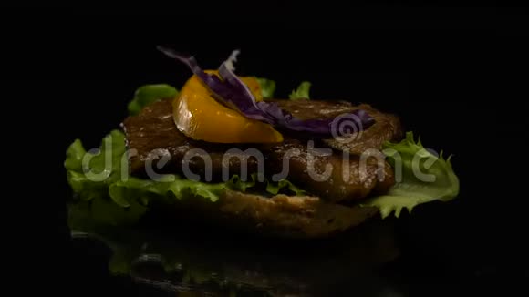 黑色背景的肉和绿色三明治视频的预览图