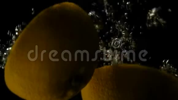 橙片落入水中慢动作视频的预览图