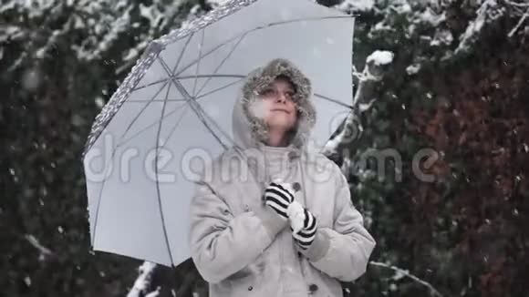 女人在户外撑伞慢镜头视频的预览图